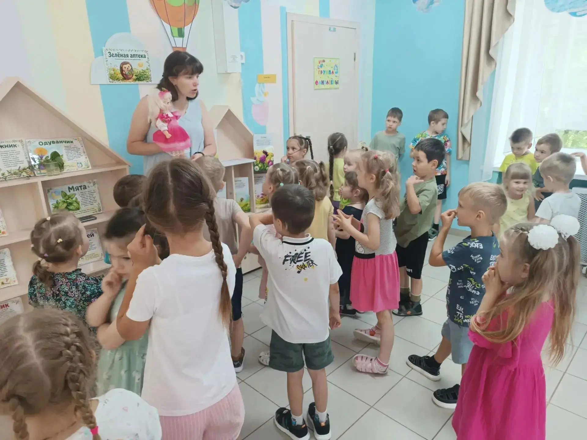 В нашем уютном экологическом мини‑музее открылась новая выставка «Зелёная аптека» и «Луговые цветы» 