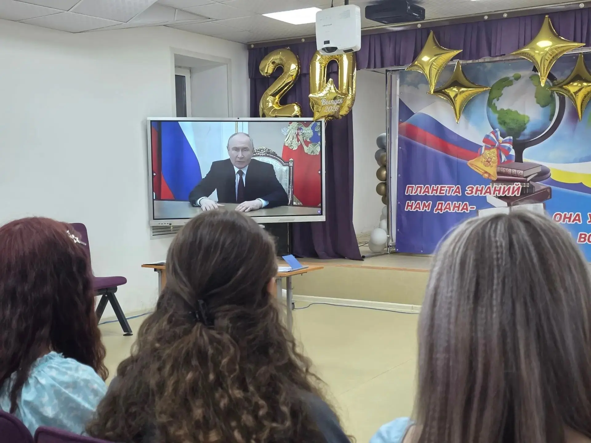 Волнительный и торжественный момент: в Новоивановской школе вручили аттестаты одиннадцатиклассникам.