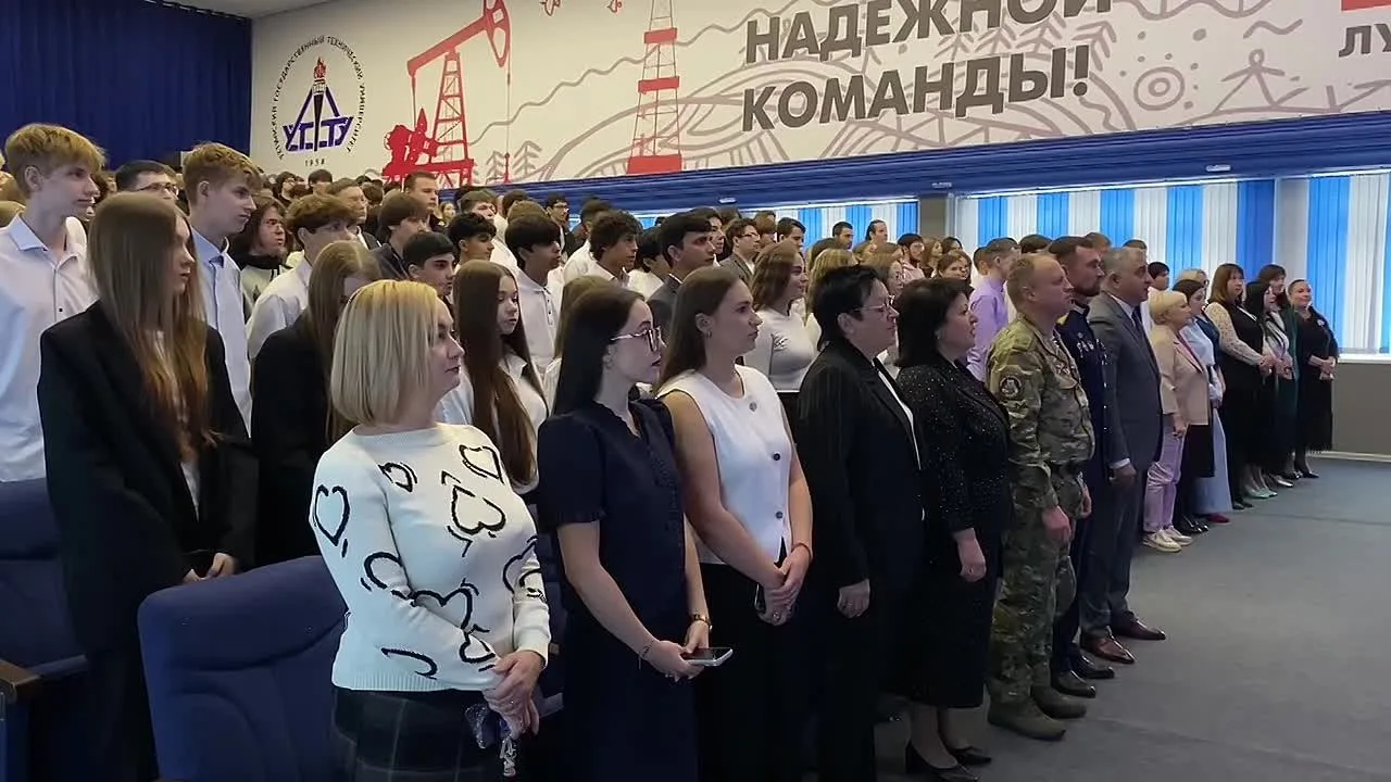 🏫 Первый звонок с Героем России: Станислав Кочев провёл 1 сентября в Усинске