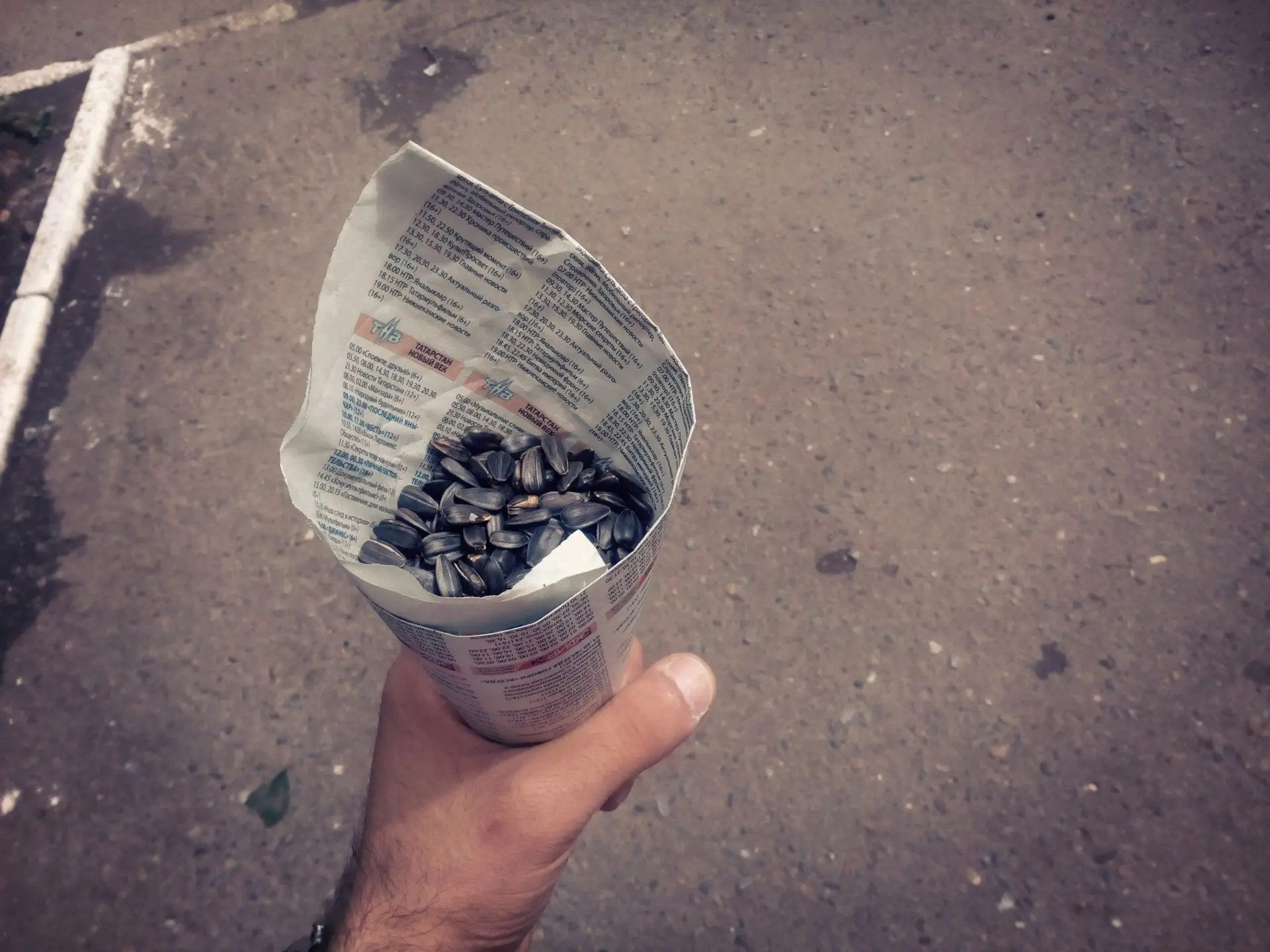 — Тебе в карман, сынок, или в кулёк?
— В кулёк, бабуль.

Дети 90-х