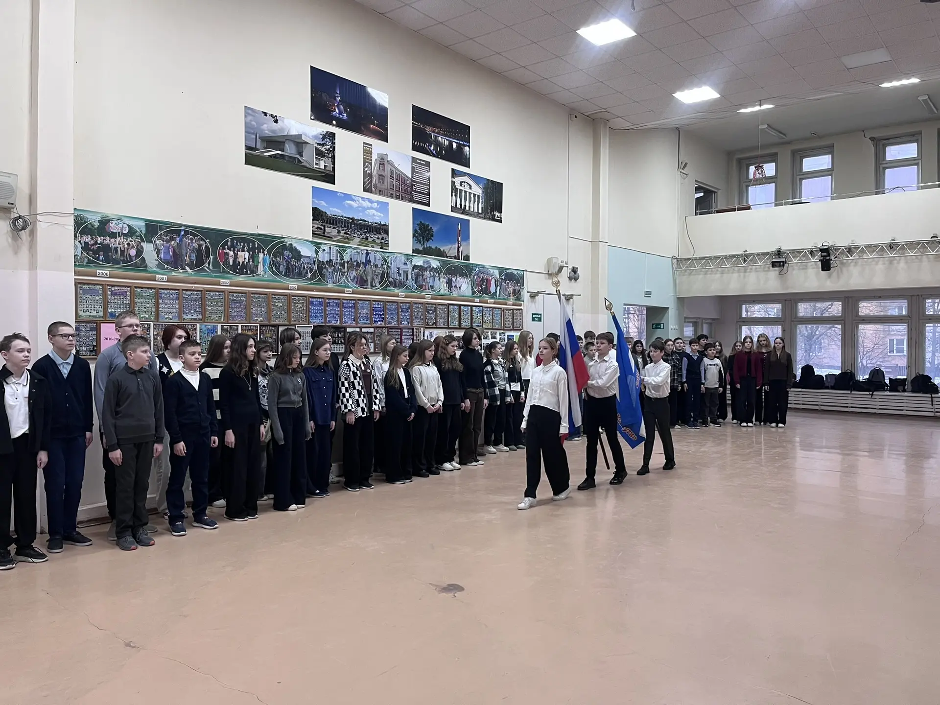 🕗УТРО ПОНЕДЕЛЬНИКА  🇷🇺Новая учебная неделя началась с церемонии выноса Государственного флага Россий
