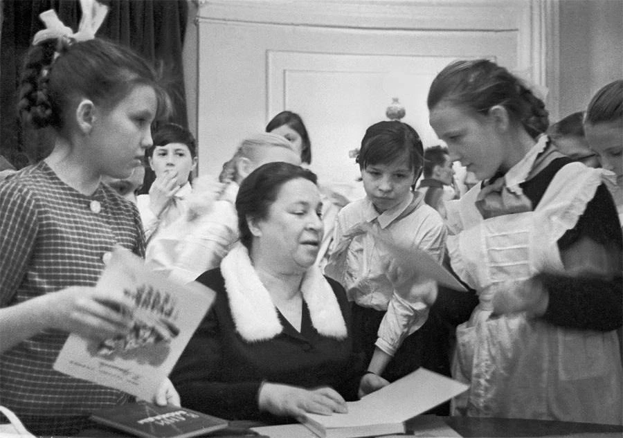 📚 «Наша Таня громко плачет...»: Агния Барто на встрече со школьниками в Доме Союзов (1...