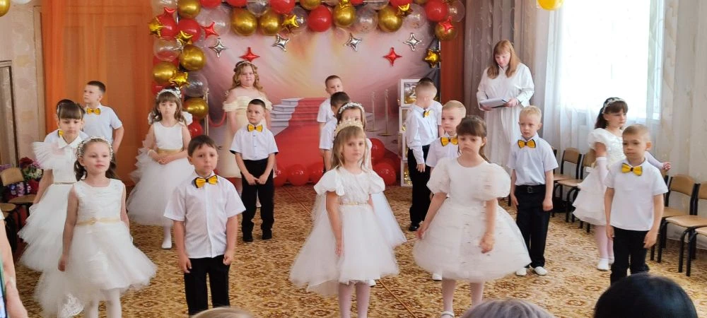 «Беззаботное детство, прощай!»: сквозь слёзы и аплодисменты 🎓✨

Выпускной в нашей старшей группе — 