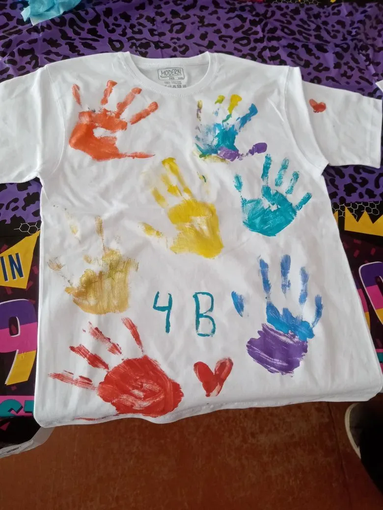 🎨 Сегодня в 4 «В» творили по‑крупному! Урок ИЗО вышел за рамки бумаги: ребята вооружились акриловыми