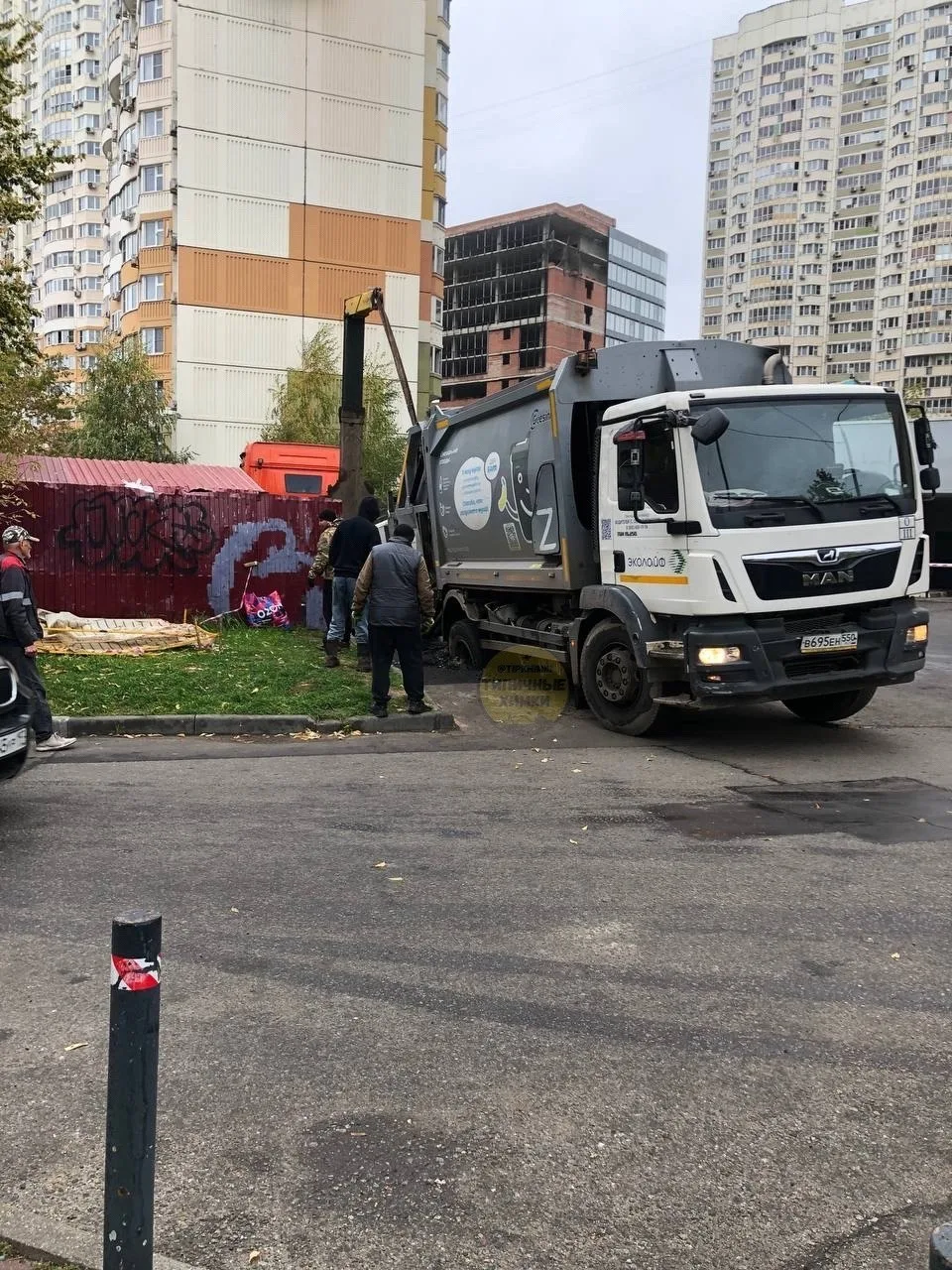 🚛 Мусоровоз угодил в недавно заделанную яму