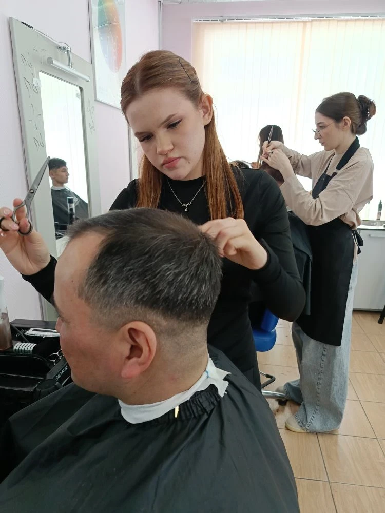 Квалификационный экзамен в группе 22‑22: шаг к профессии парикмахера-модельера ✂️🎓.  1 апреля группа