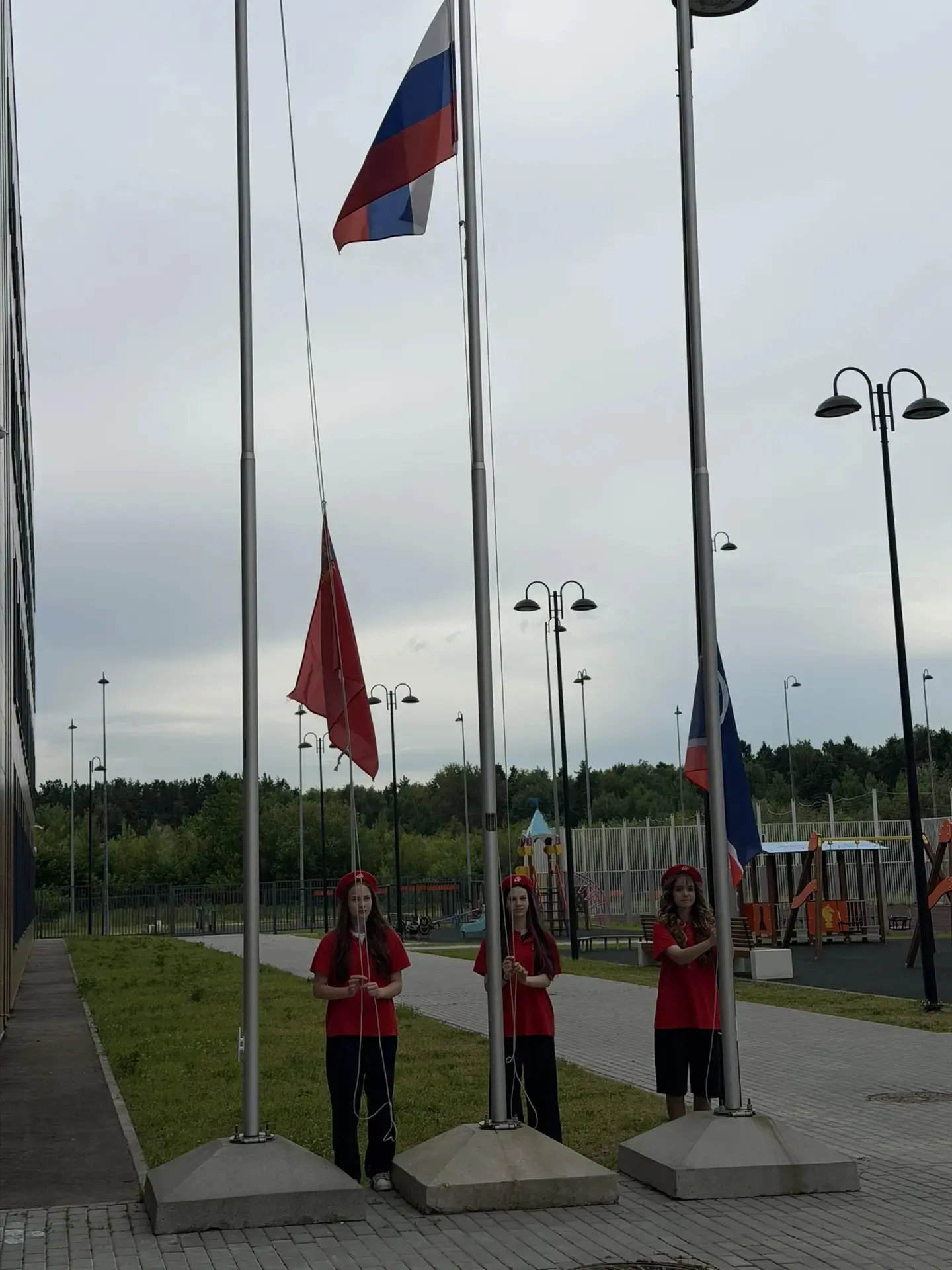 29 июня 2026 года утро в лагере «Орлёнок» началось с торжественной линейки, исполнения ...