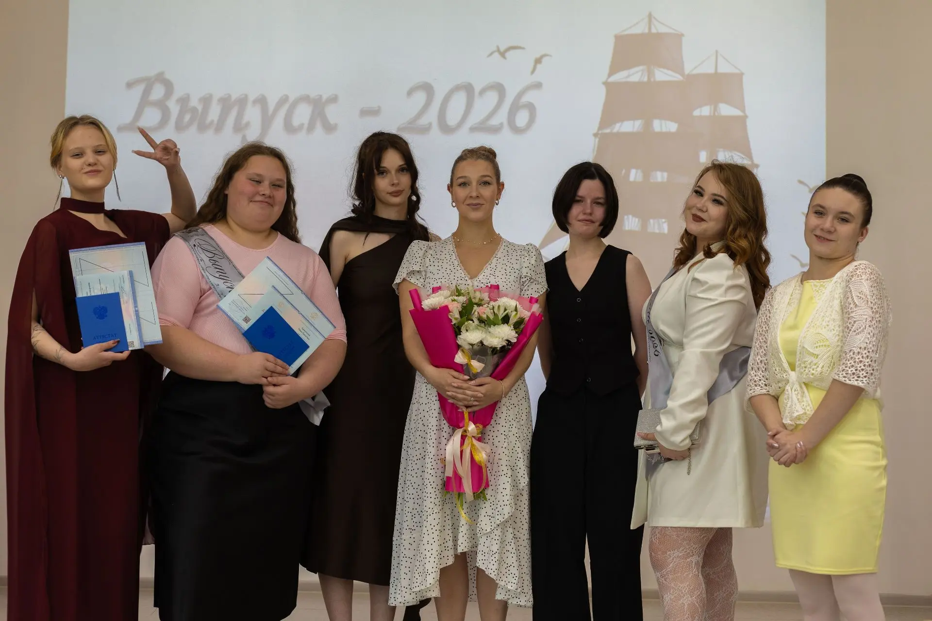 Дорогие друзья! 

Вот и окончен учебный год. Школа выпустила во взрослую жизнь 36 ребят -9-х и 11-х 