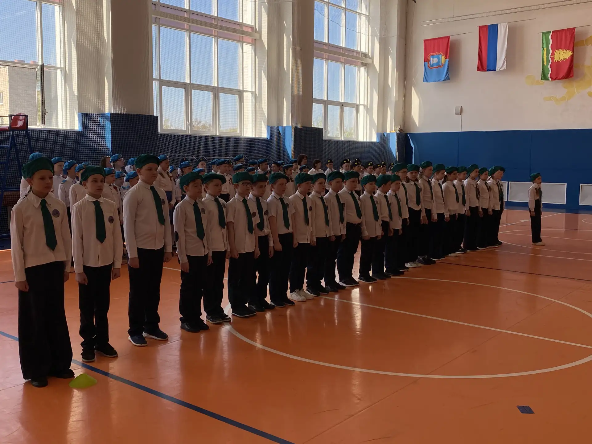 🇷🇺 Сегодня в нашей школе стартовал традиционный Смотр строя и песни.  Он начался с третьих классов. 