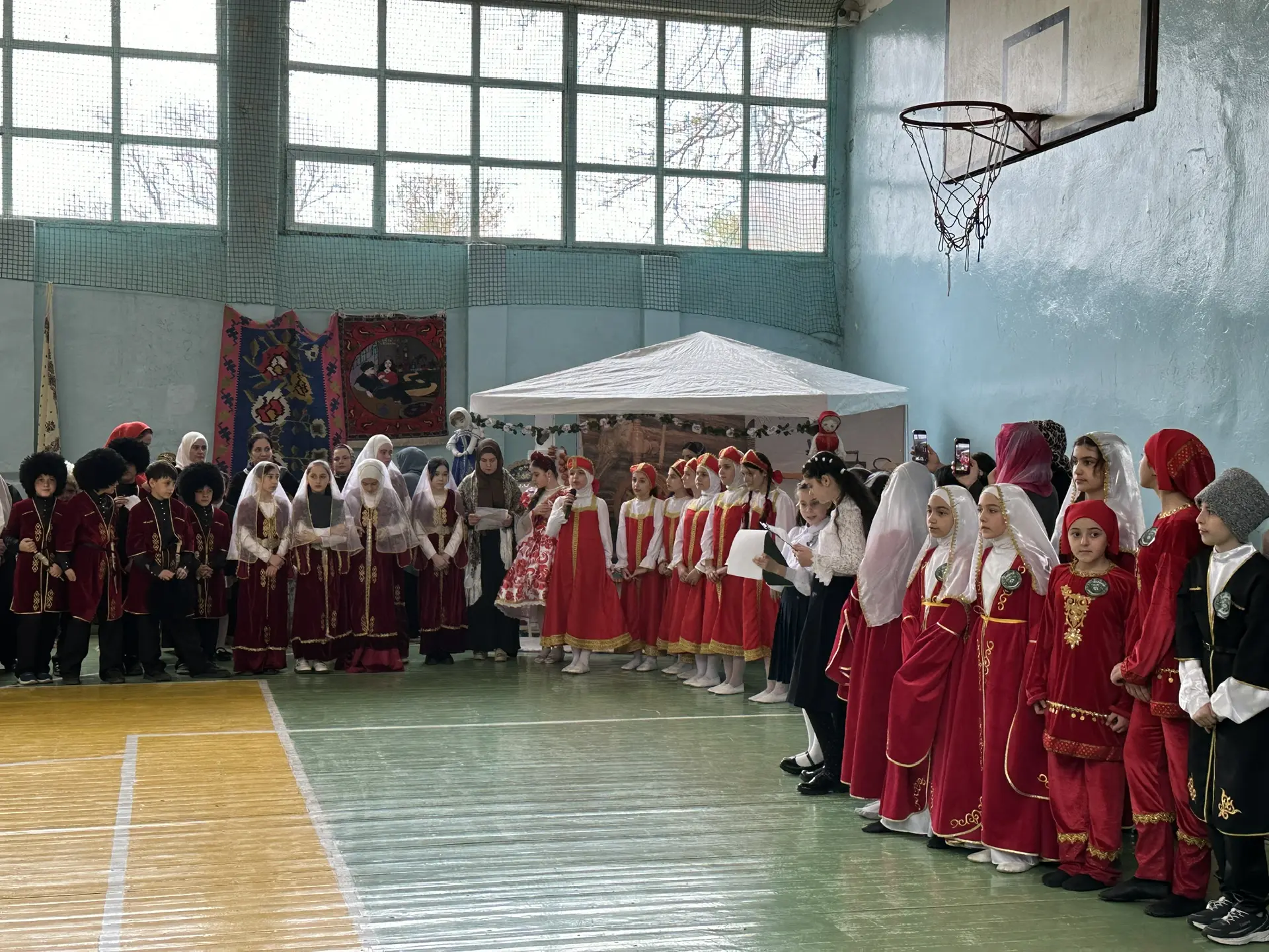 Сегодня в  спортивном зале школы прошло масштабное и колоритное мероприятие «Народов много — Родина 