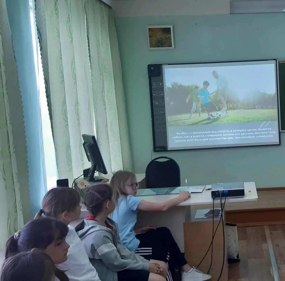 Третий день работы пришкольного лагеря "Непоседы," начался с веселой зарядки. После вку...