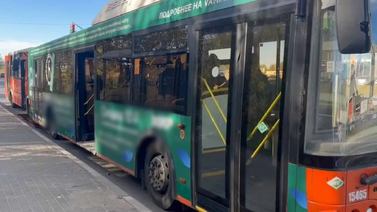 🚌 Три пассажира пострадали при столкновении двух автобусов на Бурнаковской.