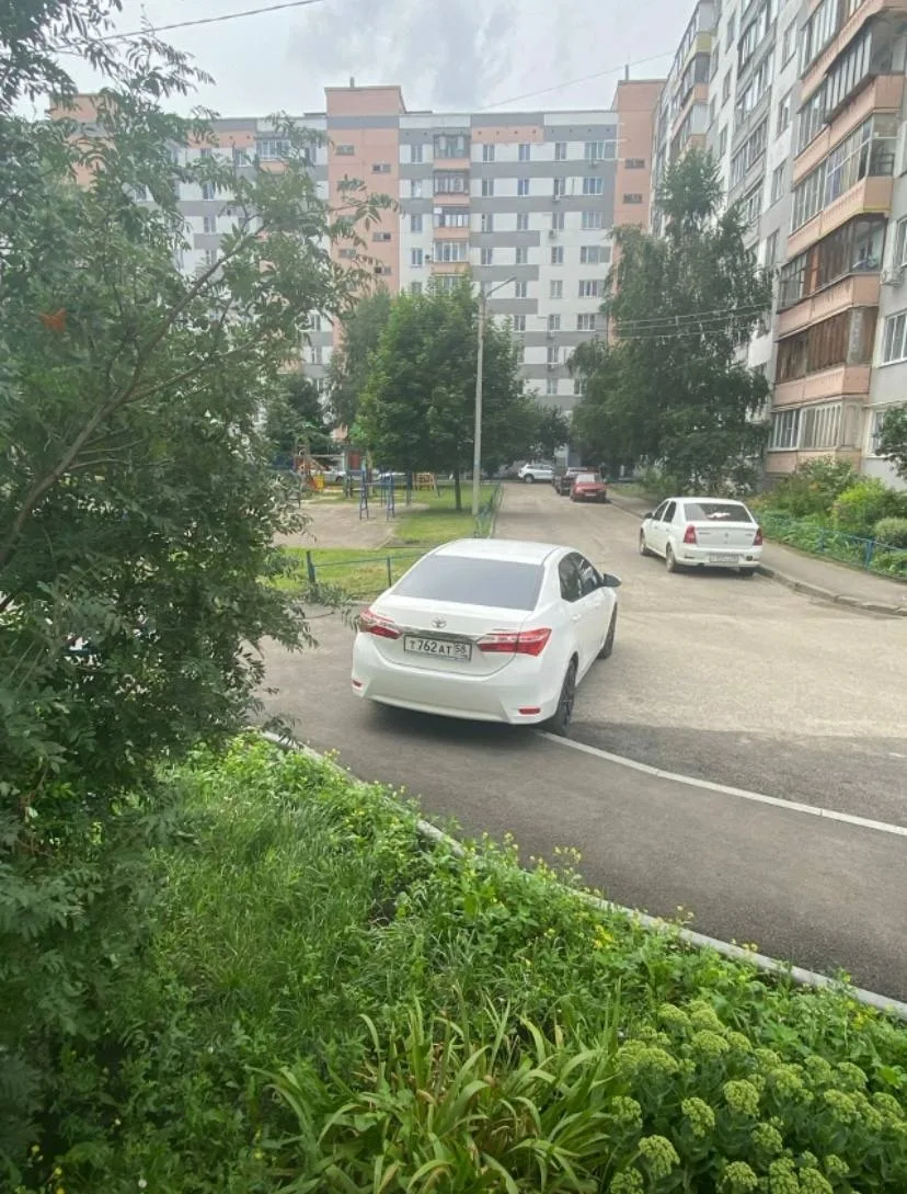 Постоянно оставляет машину и днём, и ночью! Дети катаются по новому асфальту на самокатах, бегают, а