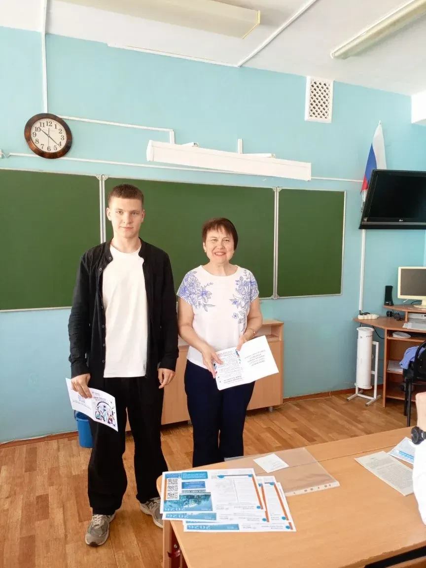 Представитель ВИТИ НИЯУ МИФИ вручила приглашение на поступление в вуз одиннадцатиклассникам. Чем выш