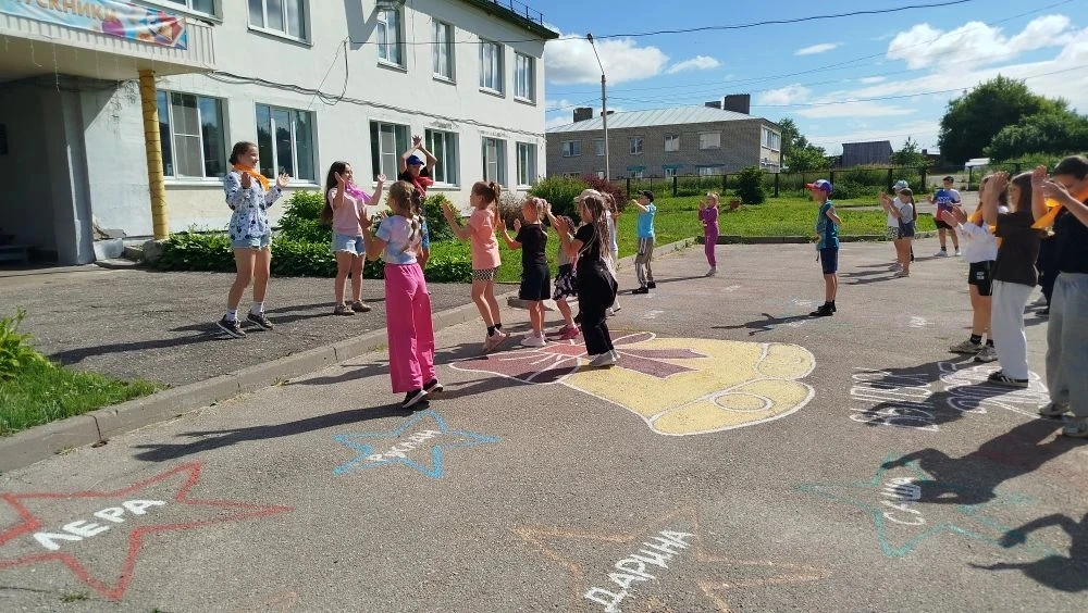 Друзья! 🎉 
🌈Наша летняя смена в пришкольном лагере „Радуга“ подошла к концу, и завершена она была 