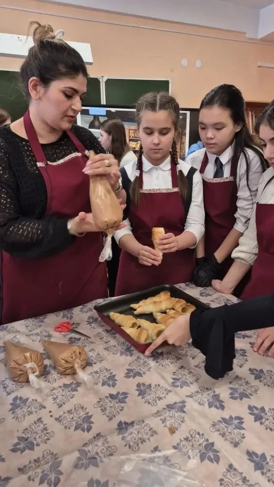 В преддверии 8 марта в параллели 7-х классов прошёл увлекательный кулинарный мастер-класс «Слоёные т