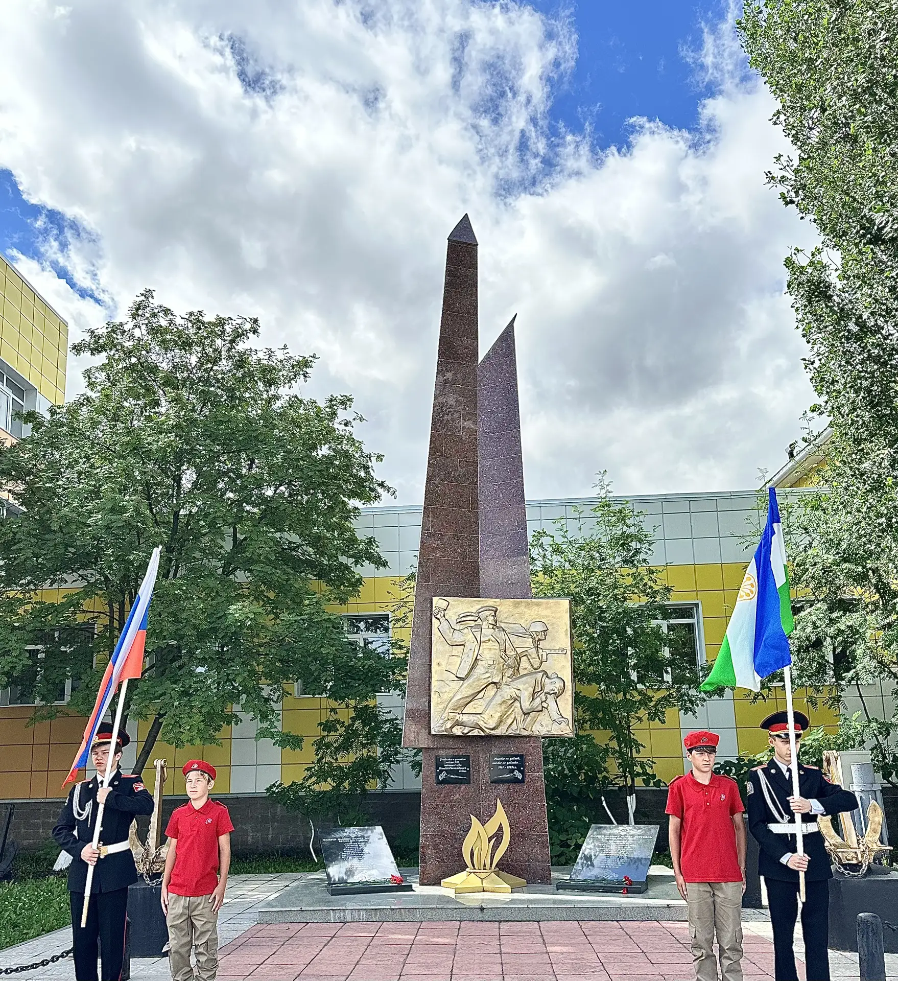 Сегодня наши юнармейцы и кадеты-юнармейцы приняли участие в акции «Вахта памяти». Ребята несли почёт