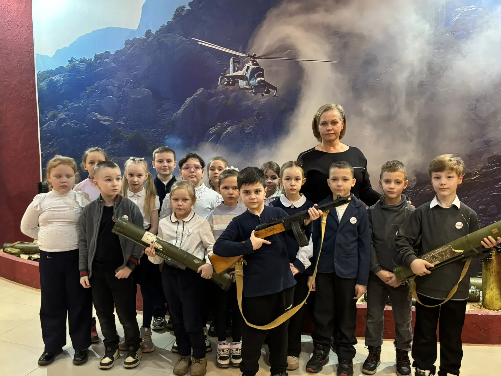 📜 Путешествие в прошлое:  1 “Б” класс в музее боевой славы!🎖️ Сегодня наши первоклассники из  1 “Б”к