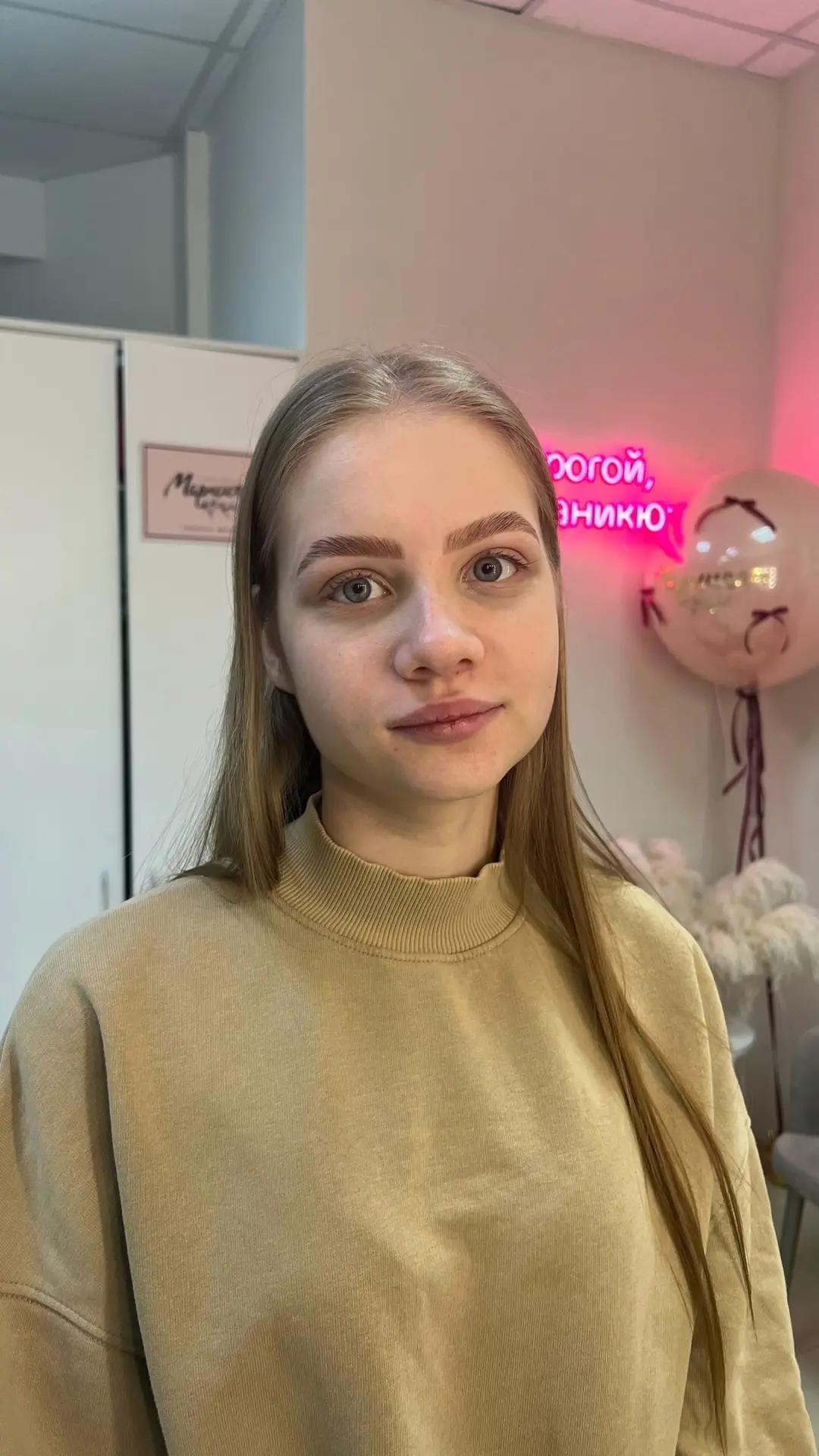 Здравствуйте, меня зовут Анастасия👋☺️ 
Я сертифицированный мастер по оформлению и окрашиванию брове