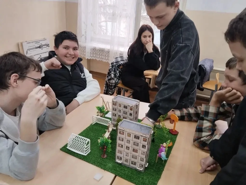🚀 Первый день профориентационных смен в строительном профиле: школьники пробуют себя в профессиях!  