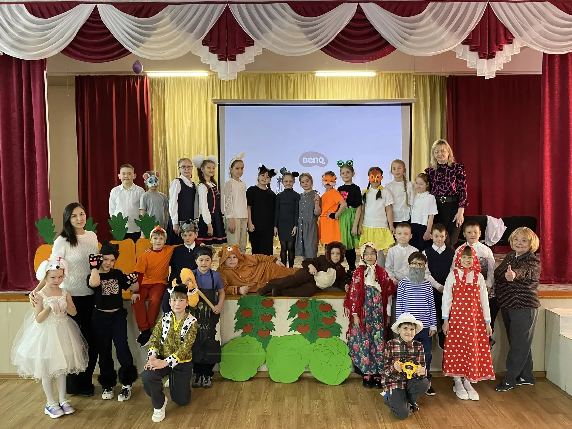 🎭 Волшебный мир сказок с английским языком 🌍

Сегодня ученики третьего класса вместе с учителями а