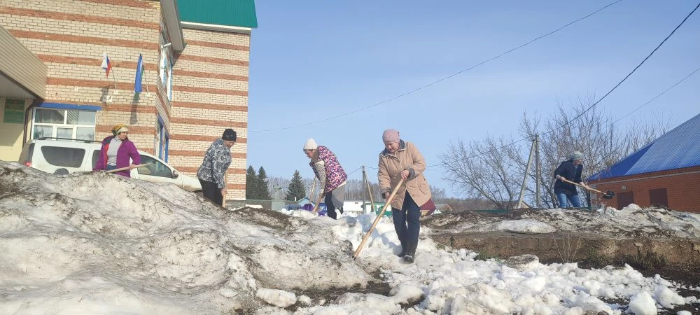 Сегодня работники бюджетной сферы вышли на субботник.