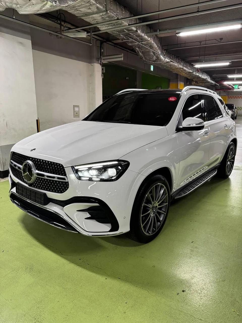 Mercedes GLE  🤜 BMW X5: два флагмана, два разных характера  Оба авто недавно получили обновление, но