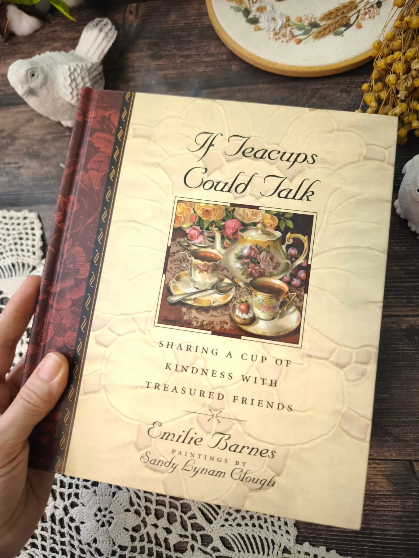 1350 р. В отличном состоянии,есть дарственная надпись 
#вналичии

If Teacups Could Talk by Emilie Ba