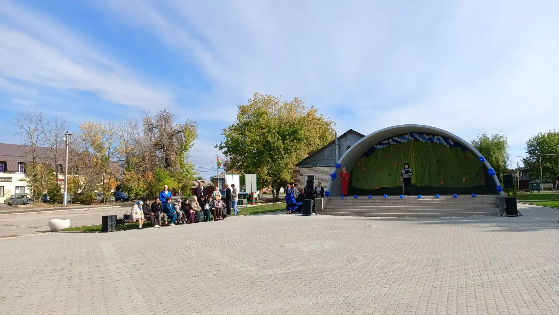 🍂🎶 В Федоровском районе в центре Мокроуса проходит праздничная концертная программа, ...