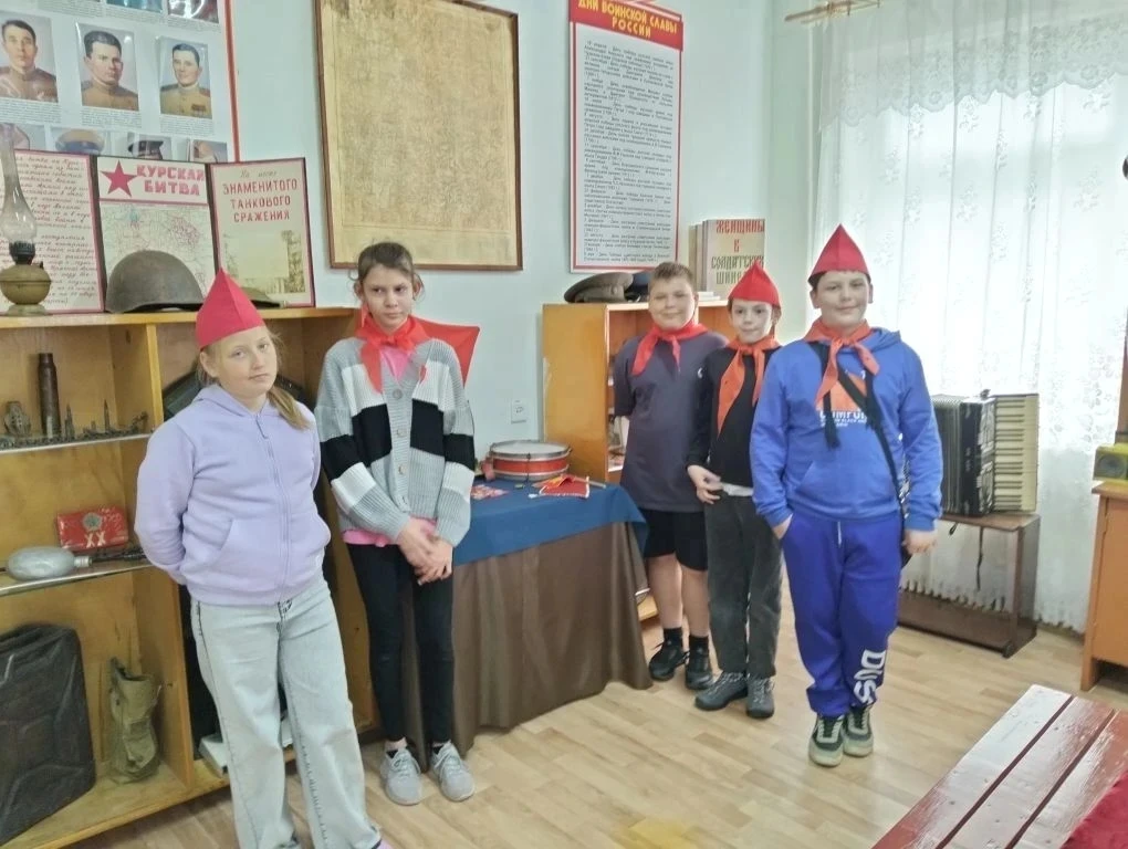 Ребята из пришкольного лагеря "Солнышко" посетили выставку, посвященную славному прошло...