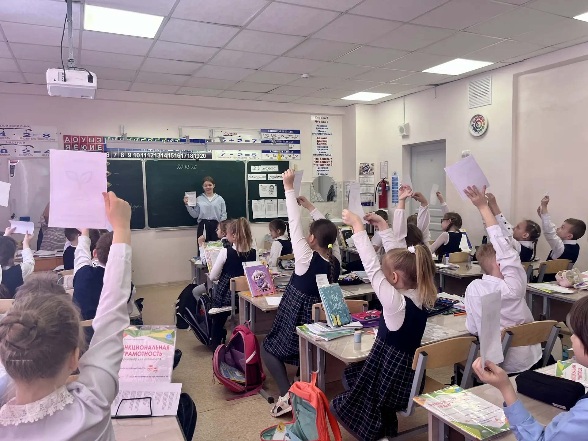 У Орлят России 2 «А» класса прошло увлекательное занятие в рамках трека «Орлёнок-эколог» 🌿✨  Под рук