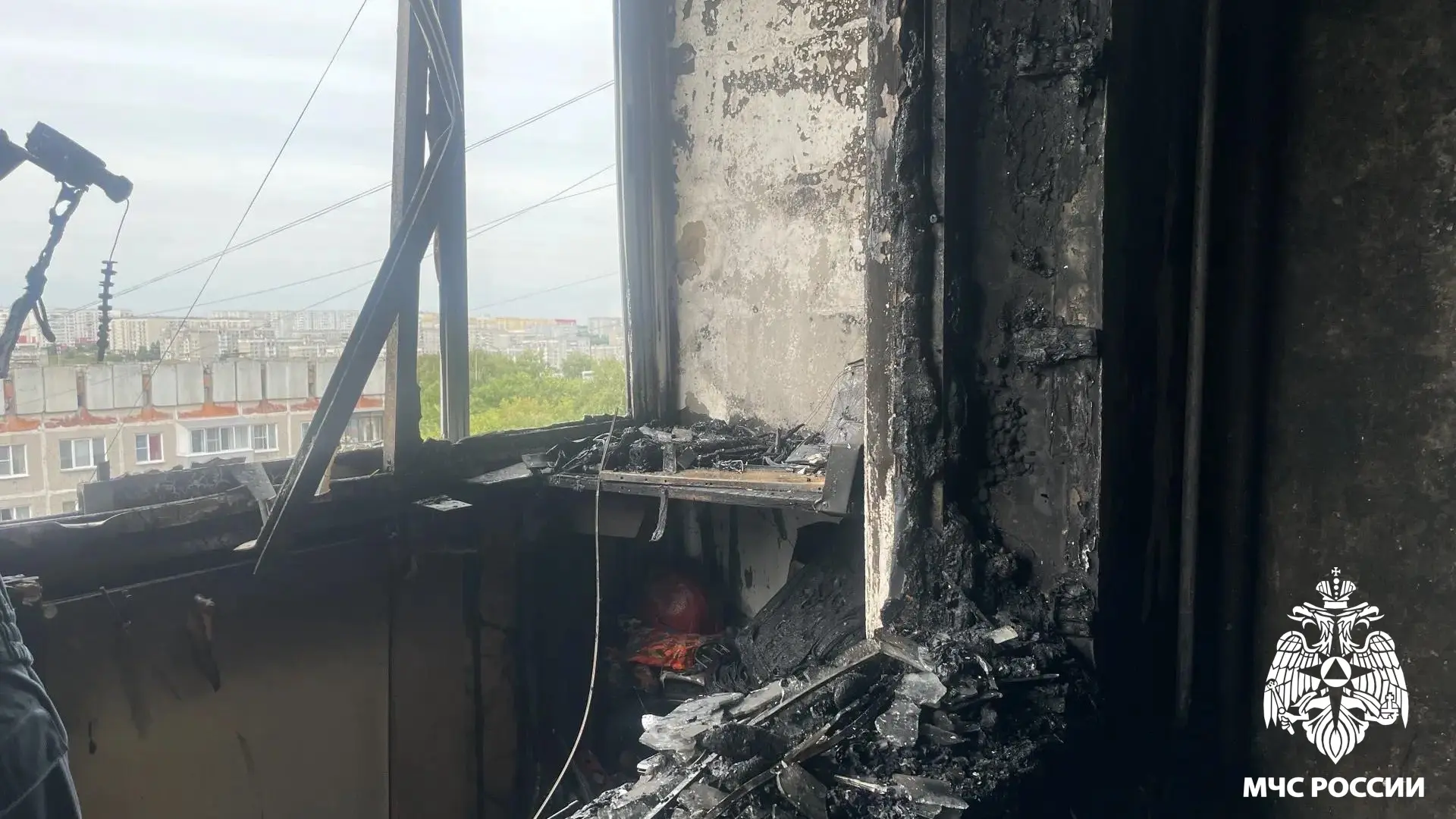 В Новокузнецке сотрудники МЧС России спасли 10 человек на пожаре