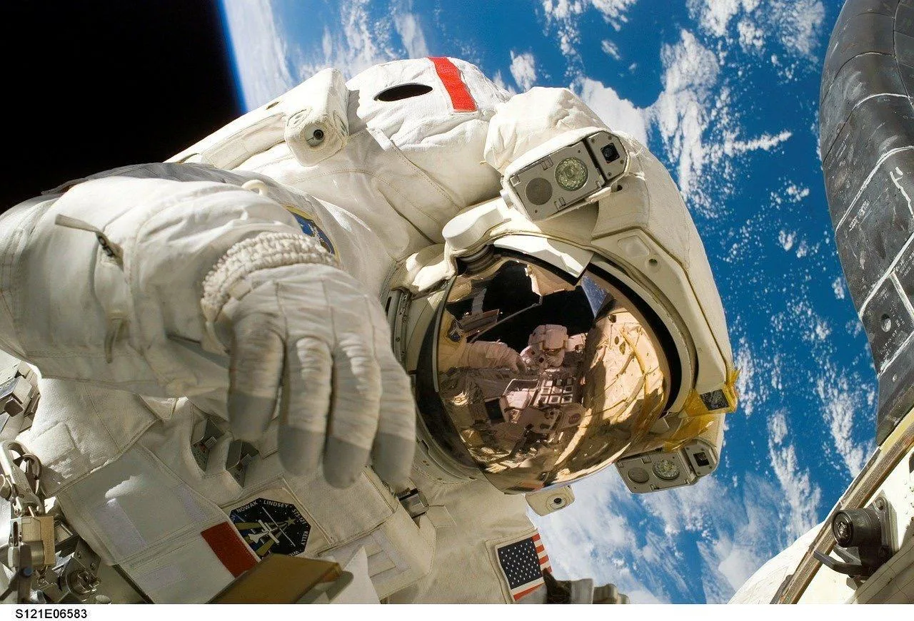 🌍 Неделя космоса. День первый.  Сегодня — факты, от которых у вас загорятся глаза.   1. Запах космос