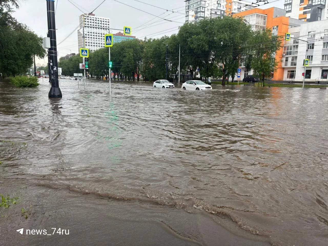 Власти Челябинска назвали причины потопа на Братьев Кашириных и заявили, что городские службы сработ