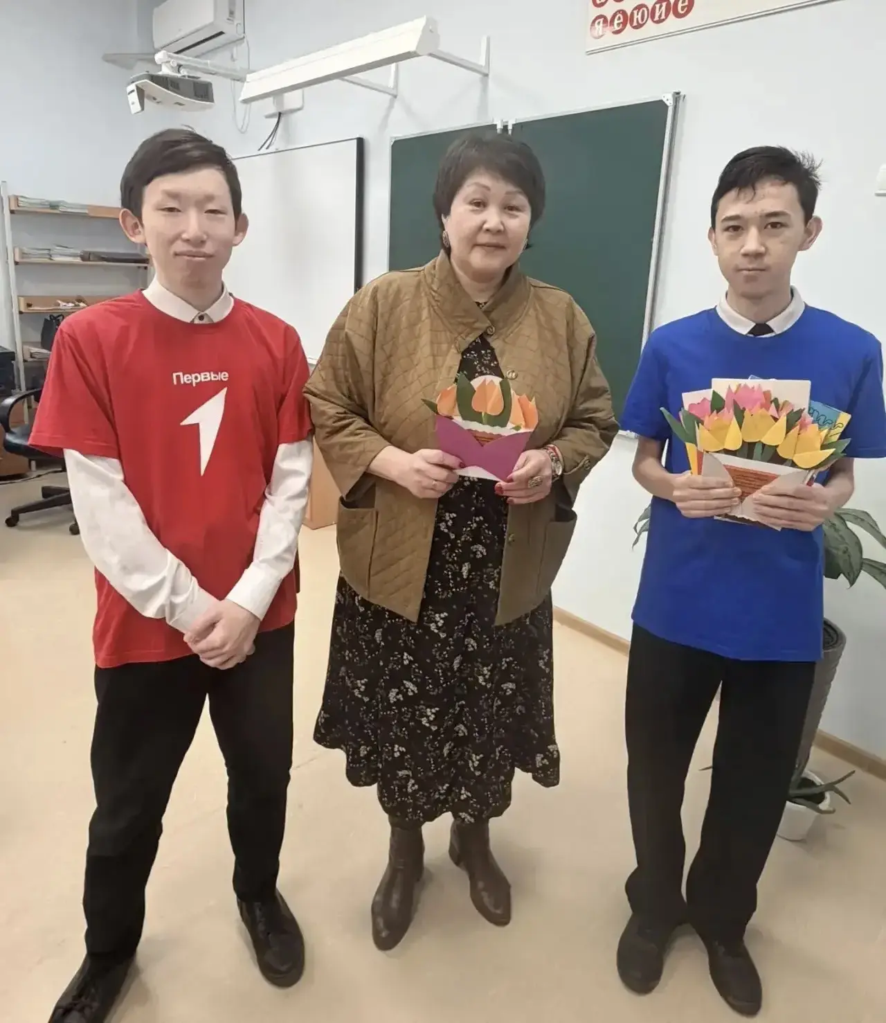 🌸Сегодня активисты Движения первых у входа в школу с радостью и музыкой поздравили самую нежную и кр