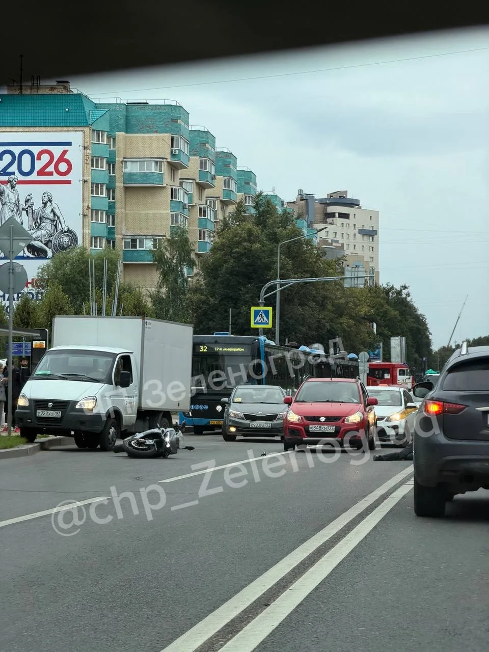 🚨🚨 На площади Юности произошло серьезное ДТП: у мотоциклиста перелом ноги, движение п...