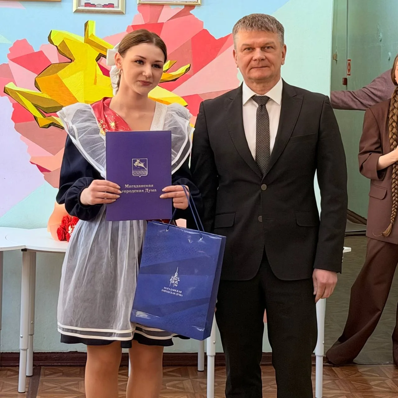 В МАОУ «Гимназия № 13 имени Героя РФ И. Кабанова» состоялась торжественная линейка для одиннадцатикл