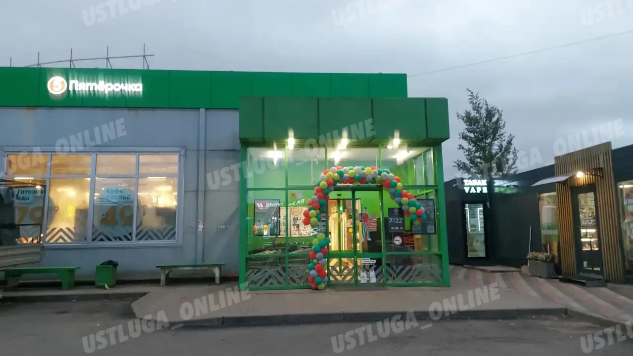 В пятерочке после небольшого ремонта и перестановки, на двери появились наклейки разреш...