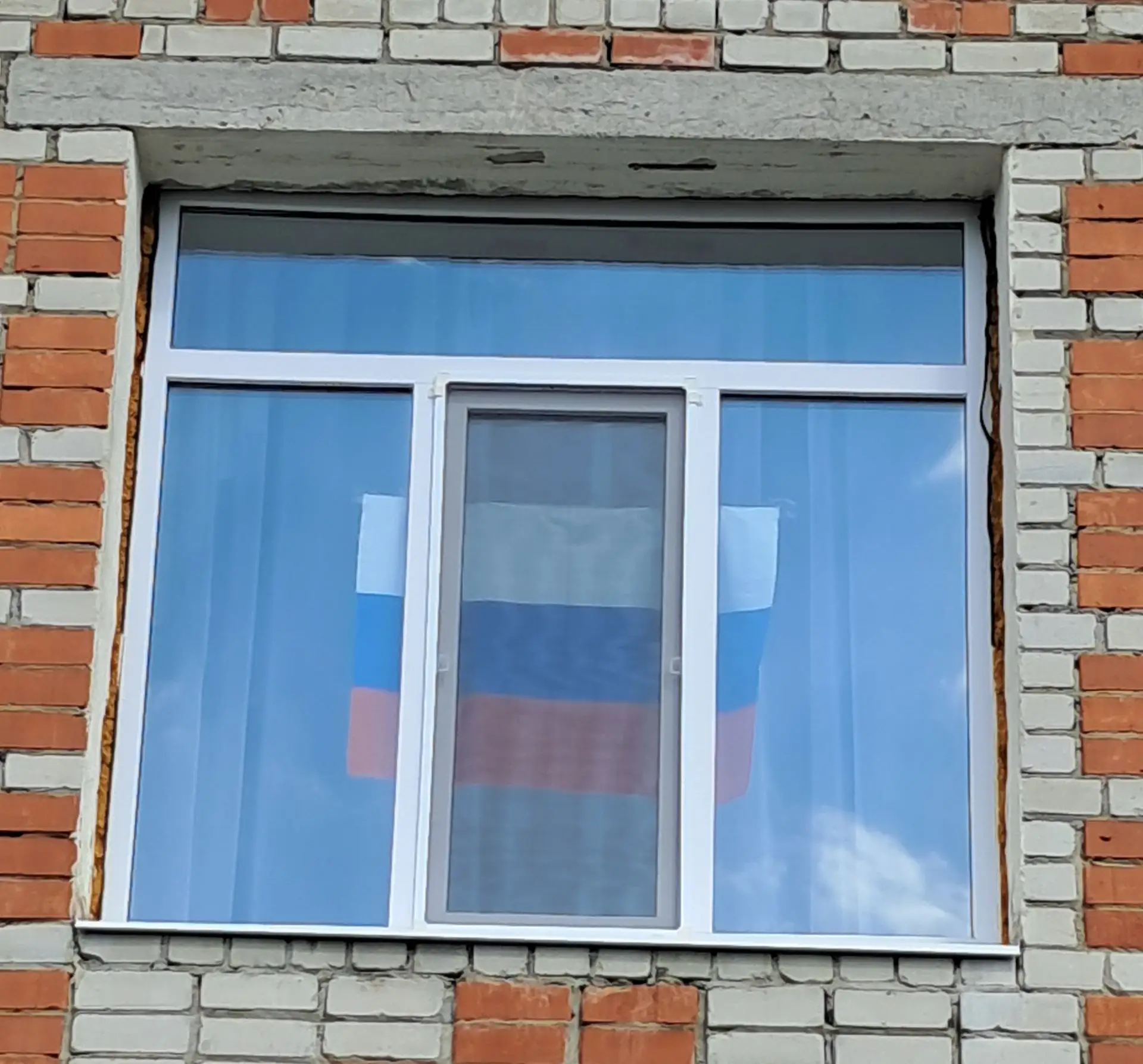 Воспитанники из группы " Ромашка" приняли активное участие в акции " Флаг России". Расс...