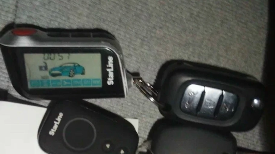 Потерял ключи,нашедшим просьба связаться по телефону 89279352446