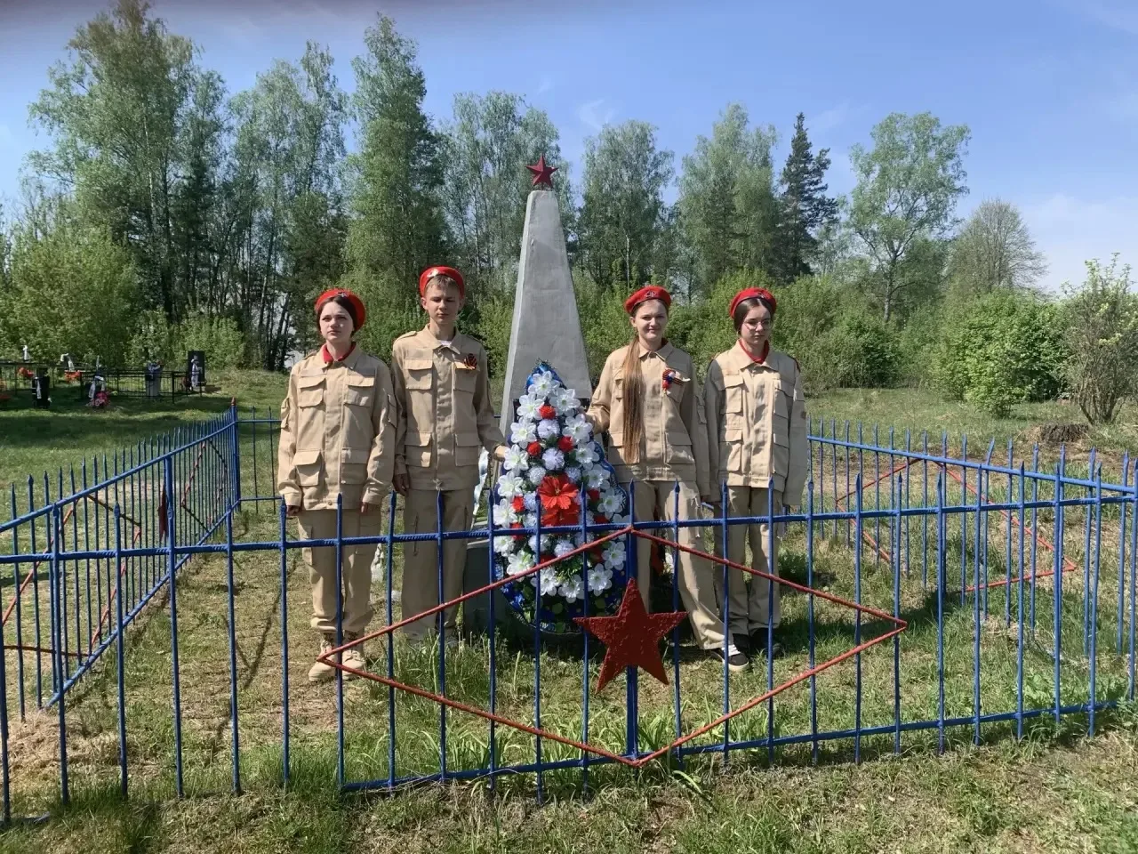 В преддверии Дня Победы ученики нашей школы возложили цветы к памятнику воинам- землякам