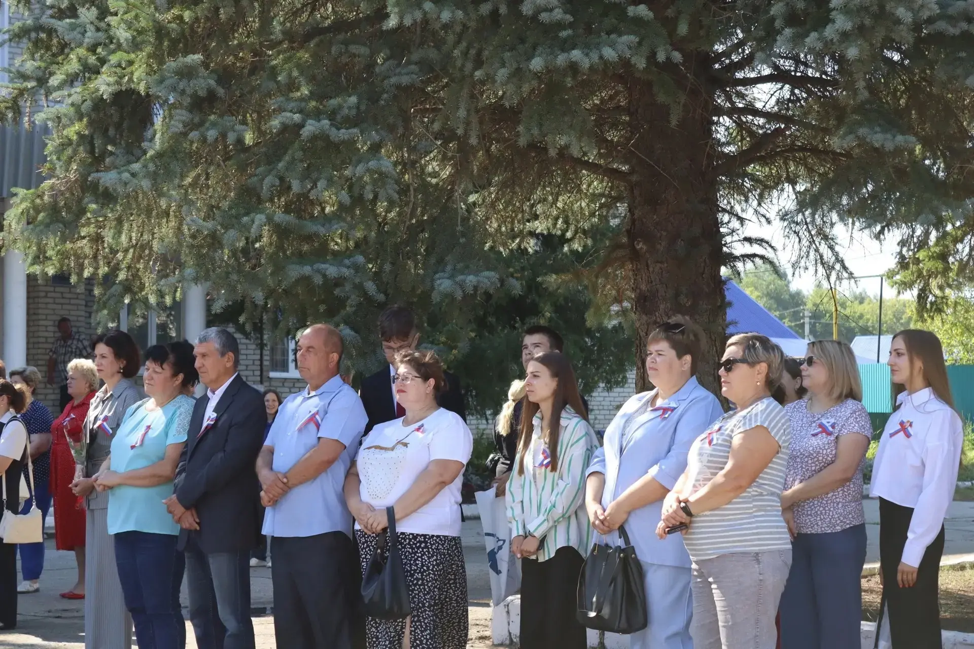 Коллектив школы принял участие в мероприятиях, посвященных Дню Государственного флага Р...