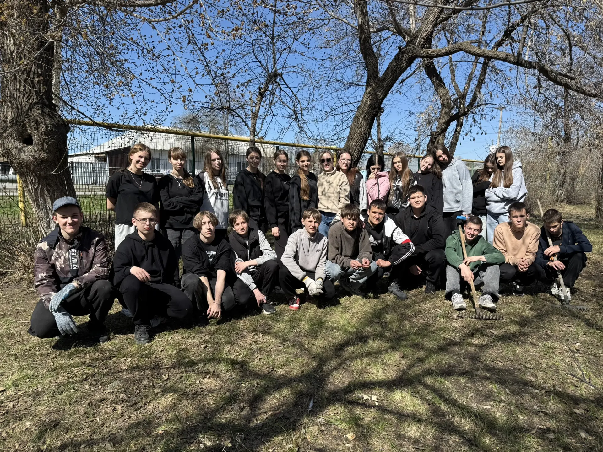 🌳 Весенний субботник — значит, пора наводить красоту! ✨  ✅Сегодня, 17 апреля,  на пришкольной террит