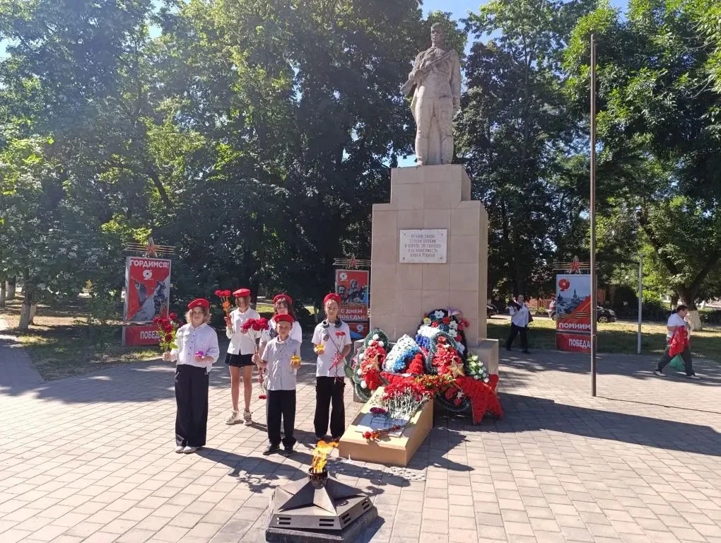 Сегодня, в День памяти и скорби, учащиеся нашей школы присоединились к Всероссийской акции «Свеча па