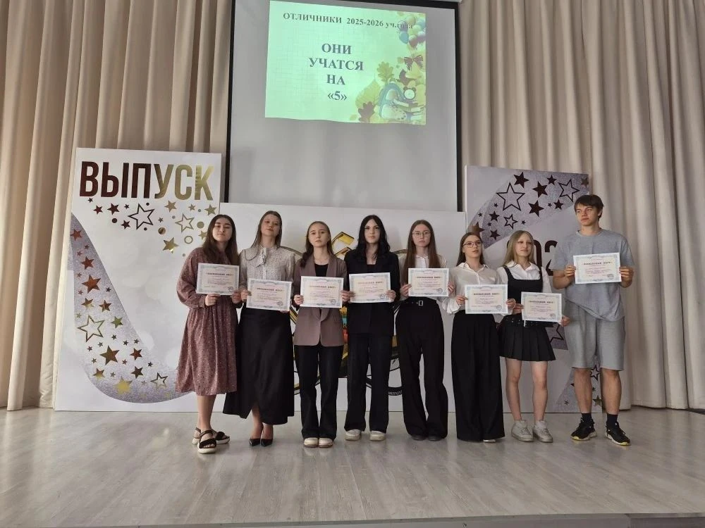 🎉🎉🎉 Торжественные линейки! ✨✨✨ По традиции в школе прошла торжественная линейка, посвящённая окончан