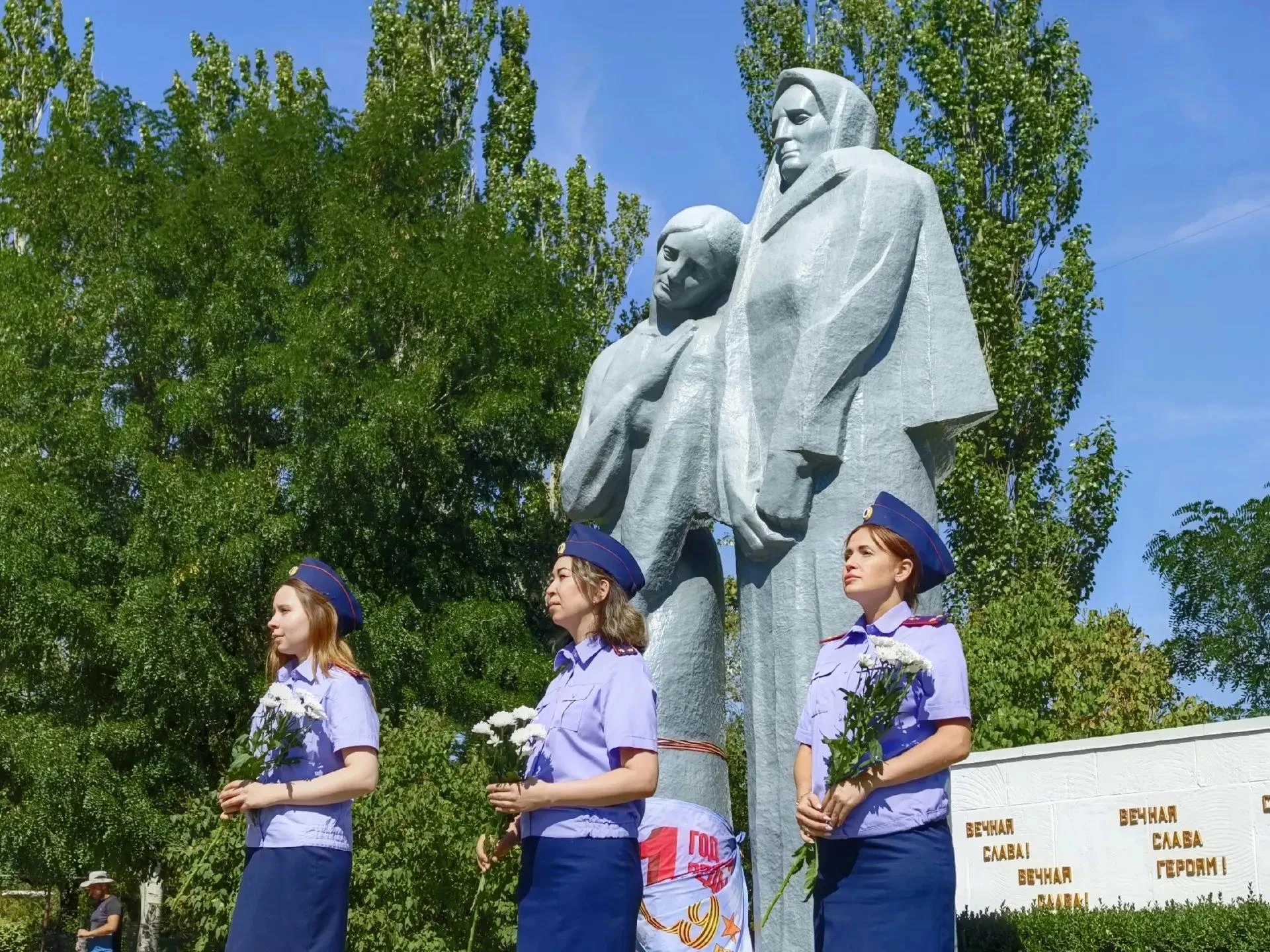Сотрудники следственного управления СК России по Запорожской области возложили цветы в ...