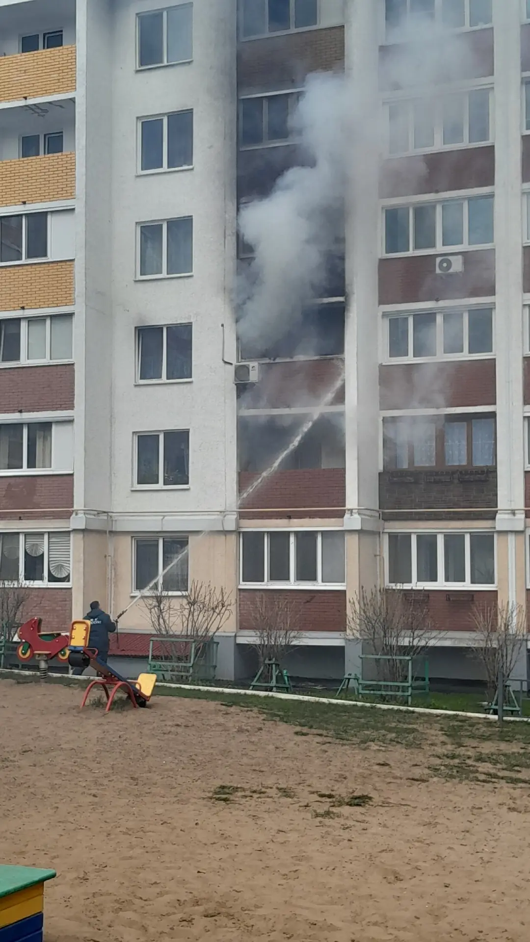 Жители из подъезда эвакуированы в противогазах