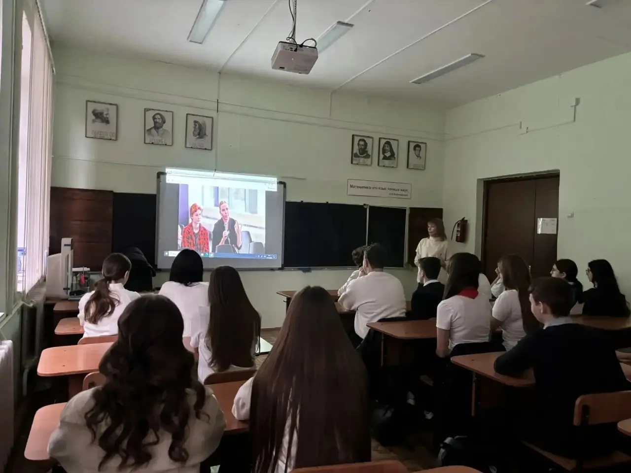 🌟 Неделя в нашей школе началась ярко! 🌟  Сегодня понедельник, и, как всегда, мы стартовали с традици