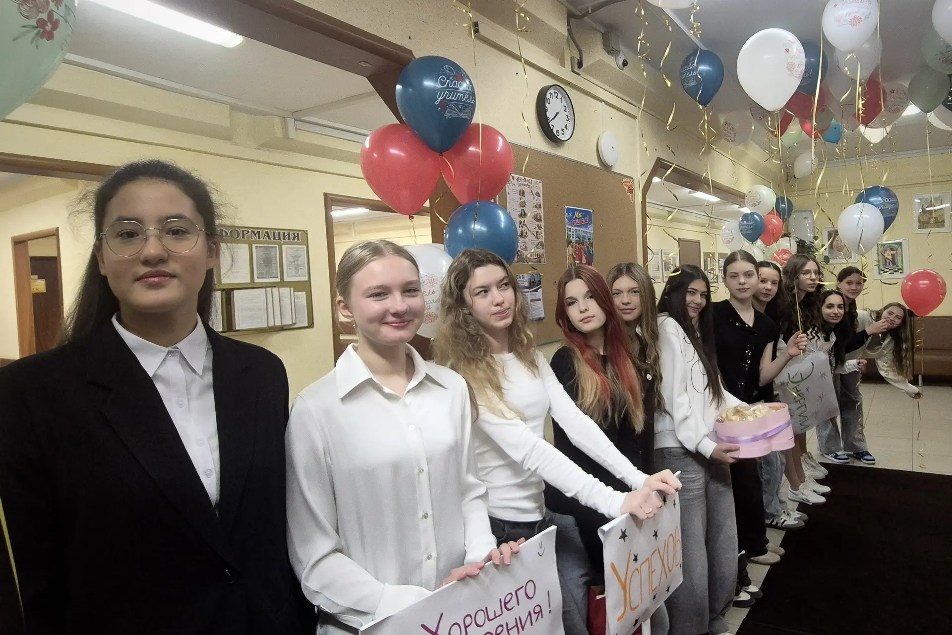 Наши волонтёры поздравили учителей с наступающим праздником 🧑‍🏫