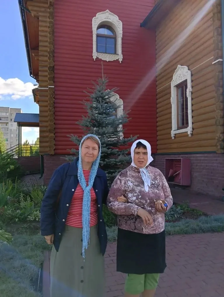 Утром, в солнечную пятницу наши жители вместе с социальным работником Ириной были в хра...